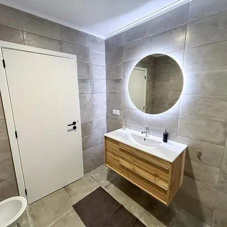 Centrally Located House Up To 5 People In *
